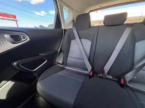 Used 2025 Kia Soul LX w/ LX Technology Package FWD image 37