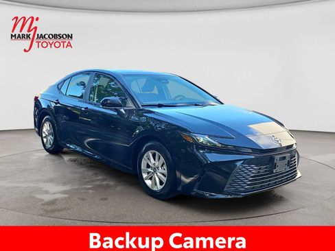 Used 2025 Toyota Camry LE FWD image 5
