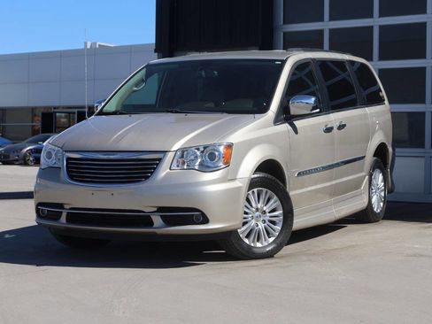 Used 2012 Chrysler Town & Country Limited w/ Trailer Tow Group image 4