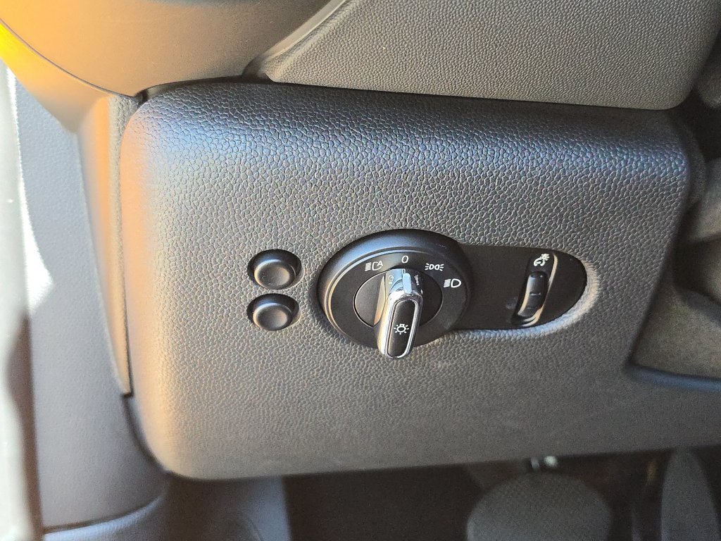 Used 2015 MINI Cooper 2-Door Hardtop FWD image 32