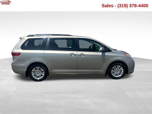 Used 2017 Toyota Sienna XLE FWD image 6