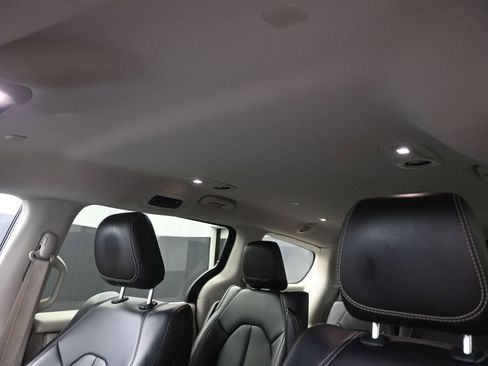 Used 2023 Chrysler Pacifica Touring-L image 10