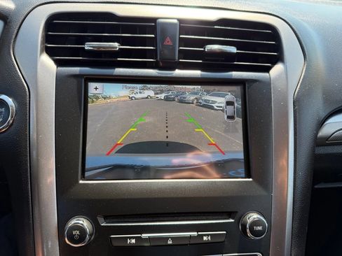 Used 2017 Ford Fusion SE w/ Fusion SE Technology Package image 22