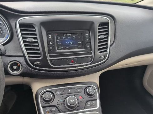 Used 2016 Chrysler 200 Limited image 4