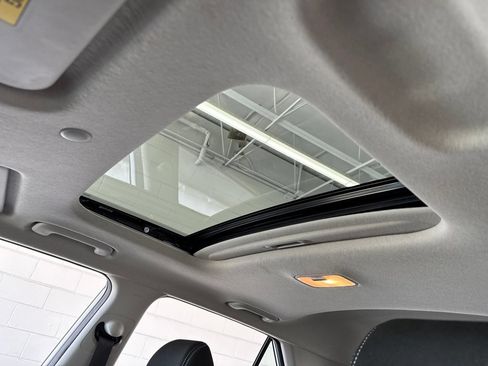 Used 2025 Hyundai Venue SEL FWD image 15