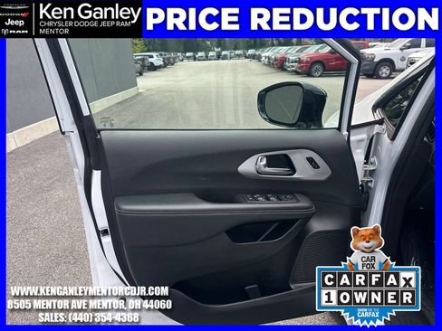 Used 2025 Chrysler Pacifica Limited FWD image 13