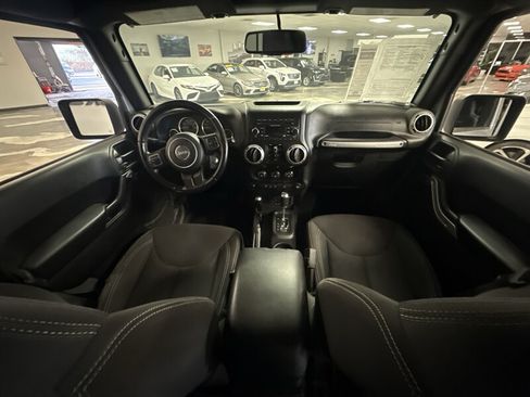 Used 2018 Jeep Wrangler Unlimited Sahara AWD/4WD image 27