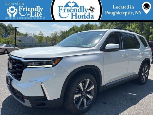 Used 2025 Honda Pilot Touring image 1
