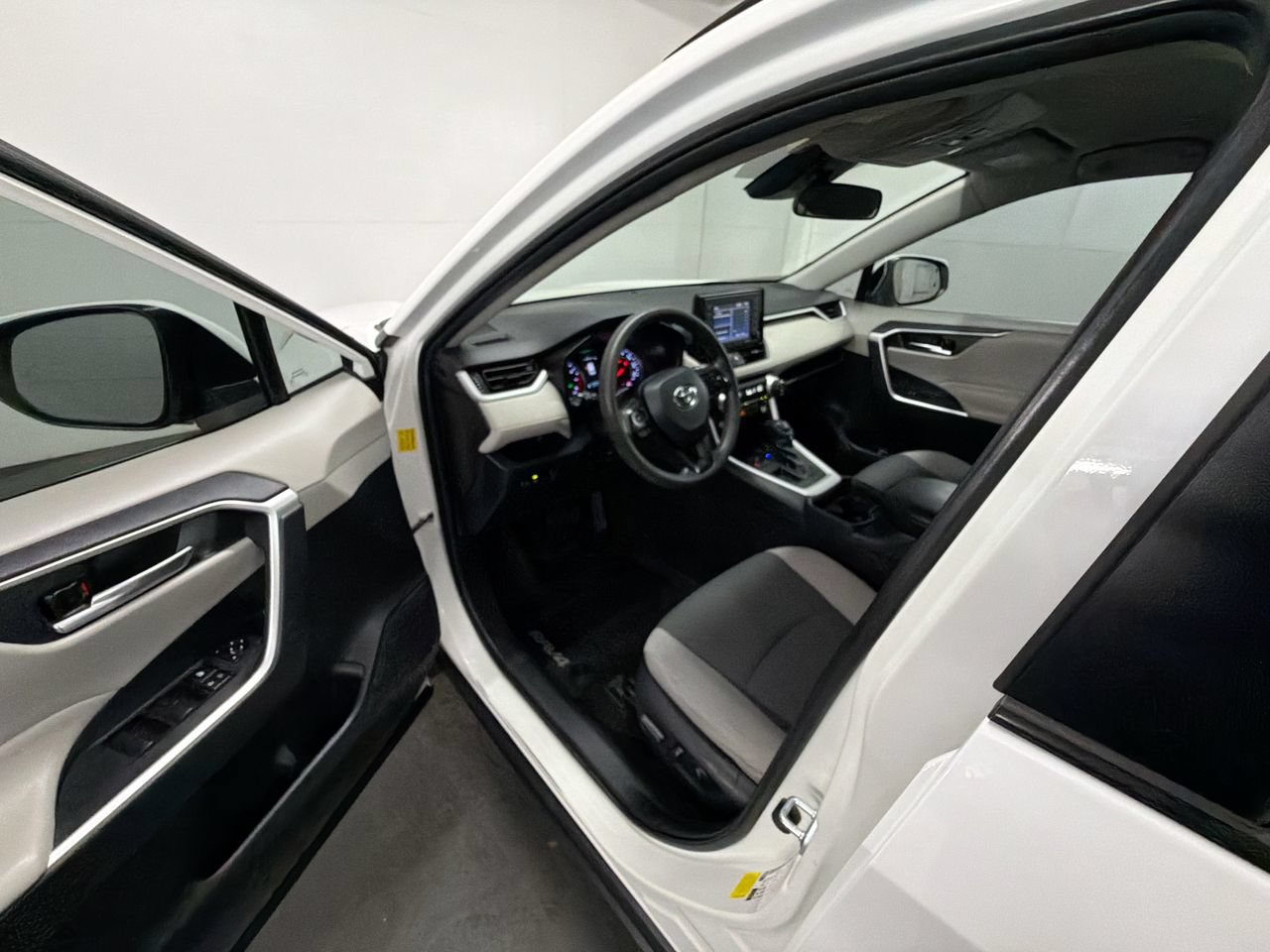 Used 2020 Toyota RAV4 XLE FWD image 10