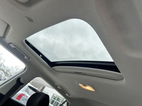 Certified 2025 Hyundai Venue SEL FWD image 27