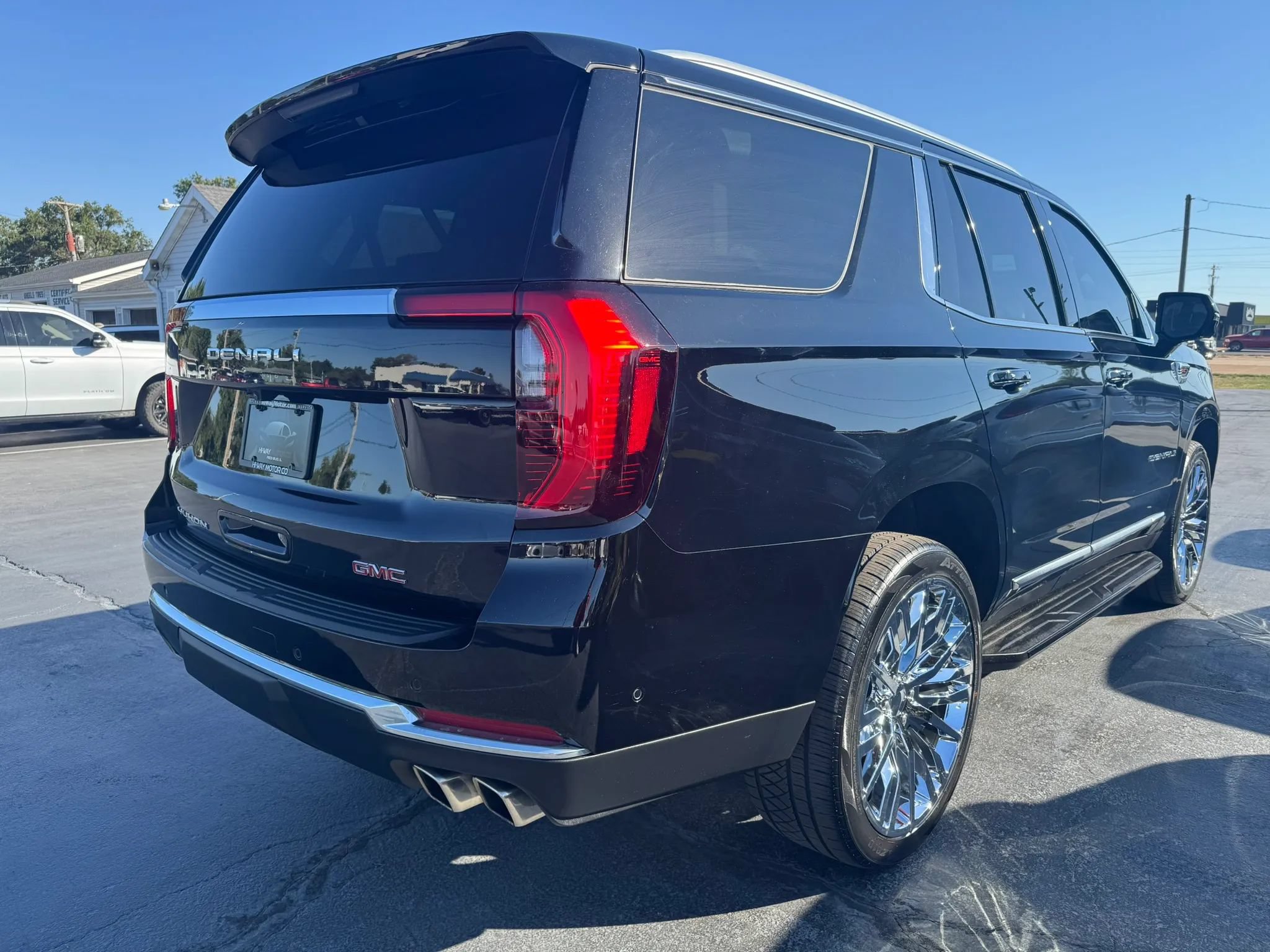Used 2025 GMC Yukon Denali AWD/4WD image 3