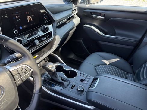 Used 2025 Toyota Highlander XSE AWD/4WD image 45
