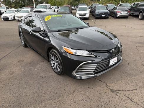 Used 2023 Toyota Camry XLE w/ Navigation Package FWD image 1