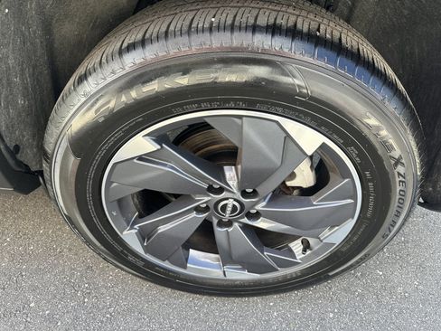 Used 2025 Nissan Rogue SV image 34