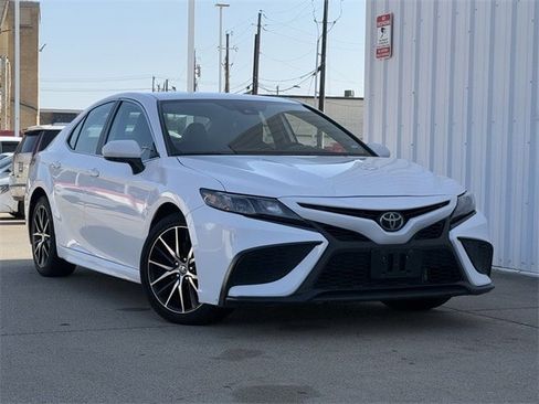 Used 2024 Toyota Camry SE image 2