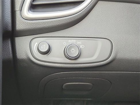 Used 2022 Chevrolet Trax LT w/ LT Convenience Package image 17