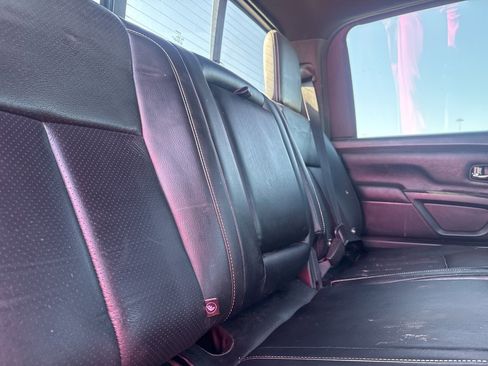 Used 2019 Nissan Titan SV w/ SV Convenience Package image 17