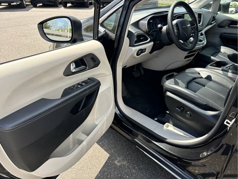 Used 2023 Chrysler Pacifica Touring-L FWD image 8