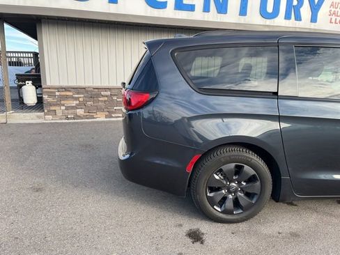 Used 2020 Chrysler Pacifica Touring-L w/ S Appearance Package FWD image 17