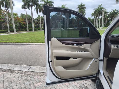 Used 2016 Cadillac Escalade Luxury RWD image 9
