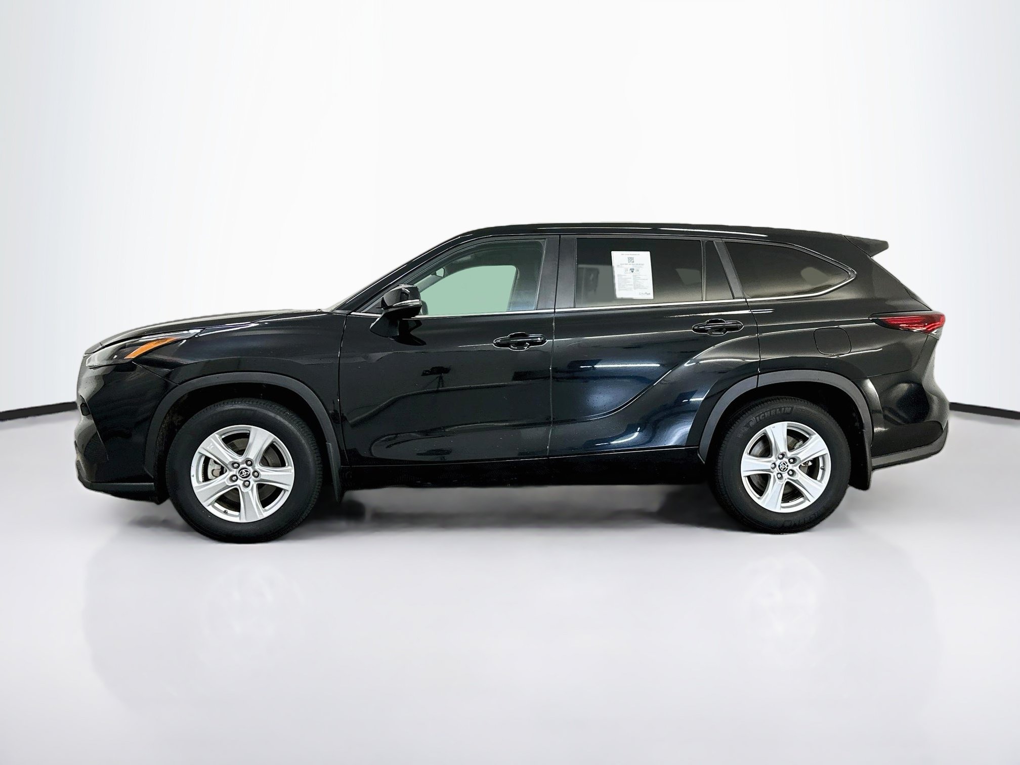 Used 2025 Toyota Highlander LE AWD/4WD image 4
