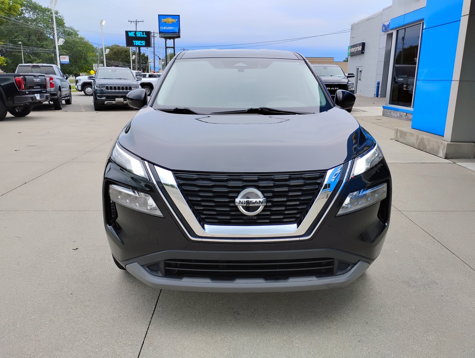 Used 2021 Nissan Rogue SV AWD/4WD image 2