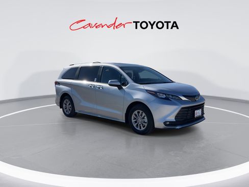 Certified 2025 Toyota Sienna XLE image 2
