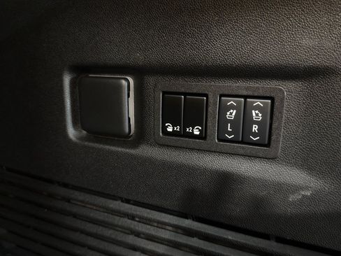 Used 2024 GMC Yukon XL Denali AWD/4WD image 24
