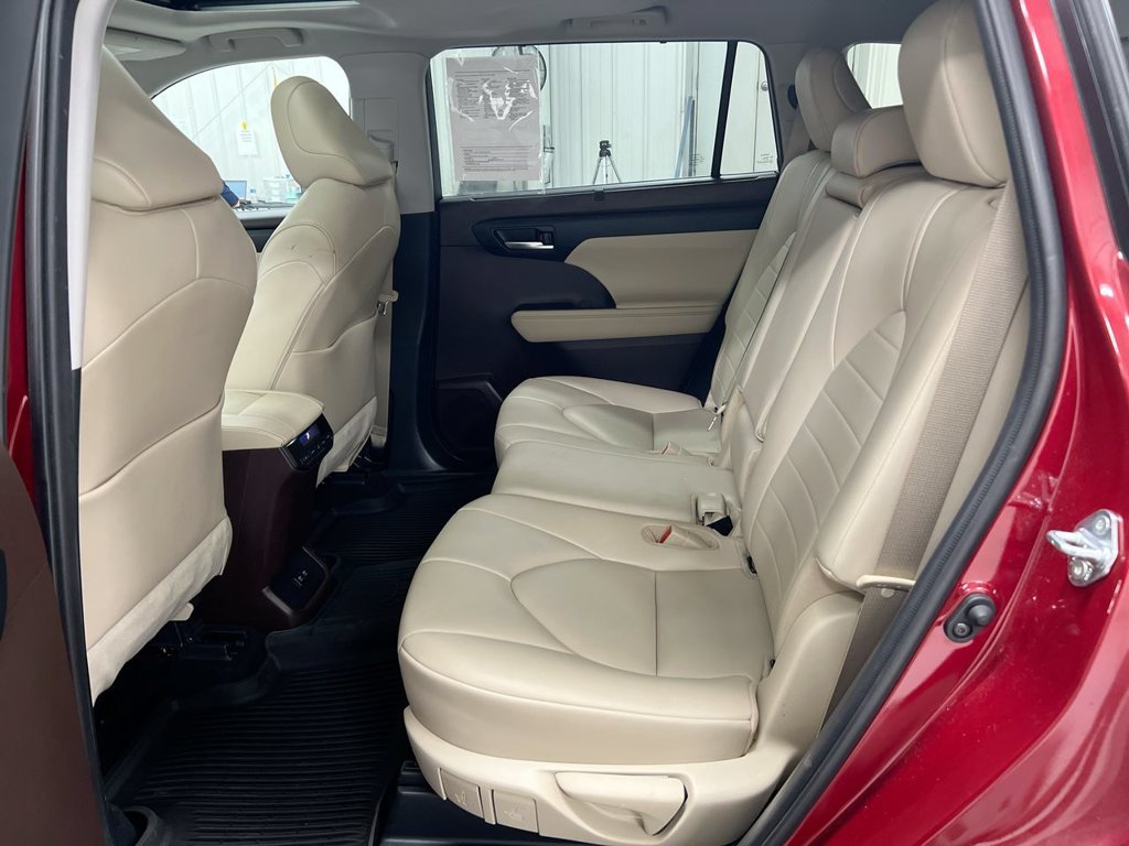 Used 2021 Toyota Highlander XLE AWD/4WD image 24