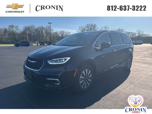 Used 2024 Chrysler Pacifica Select image 1