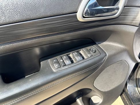 Used 2019 Jeep Grand Cherokee Altitude AWD/4WD image 24