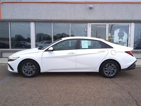 Used 2024 Hyundai Elantra SEL FWD image 2