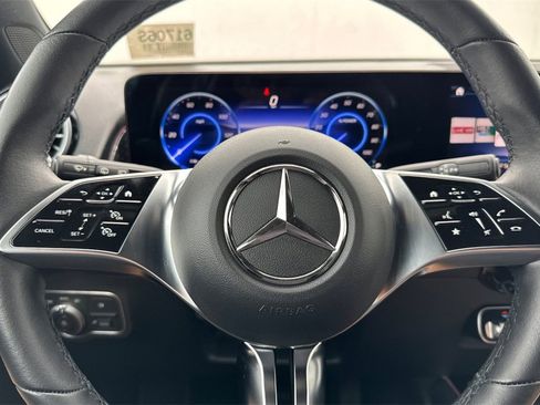 Used 2024 Mercedes-Benz EQB 300 4MATIC image 23