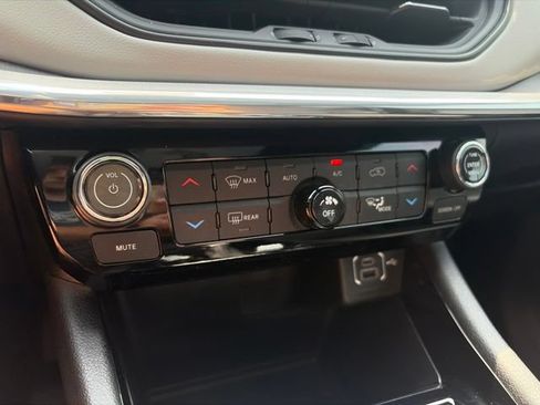 Used 2023 Jeep Compass Limited w/ Sun and Sound Group AWD/4WD image 16