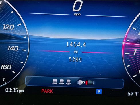 Used 2025 Mercedes-Benz GLC 300 4MATIC image 12