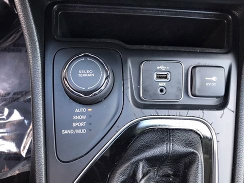 Used 2019 Jeep Cherokee Limited w/ Technology Group AWD/4WD image 29