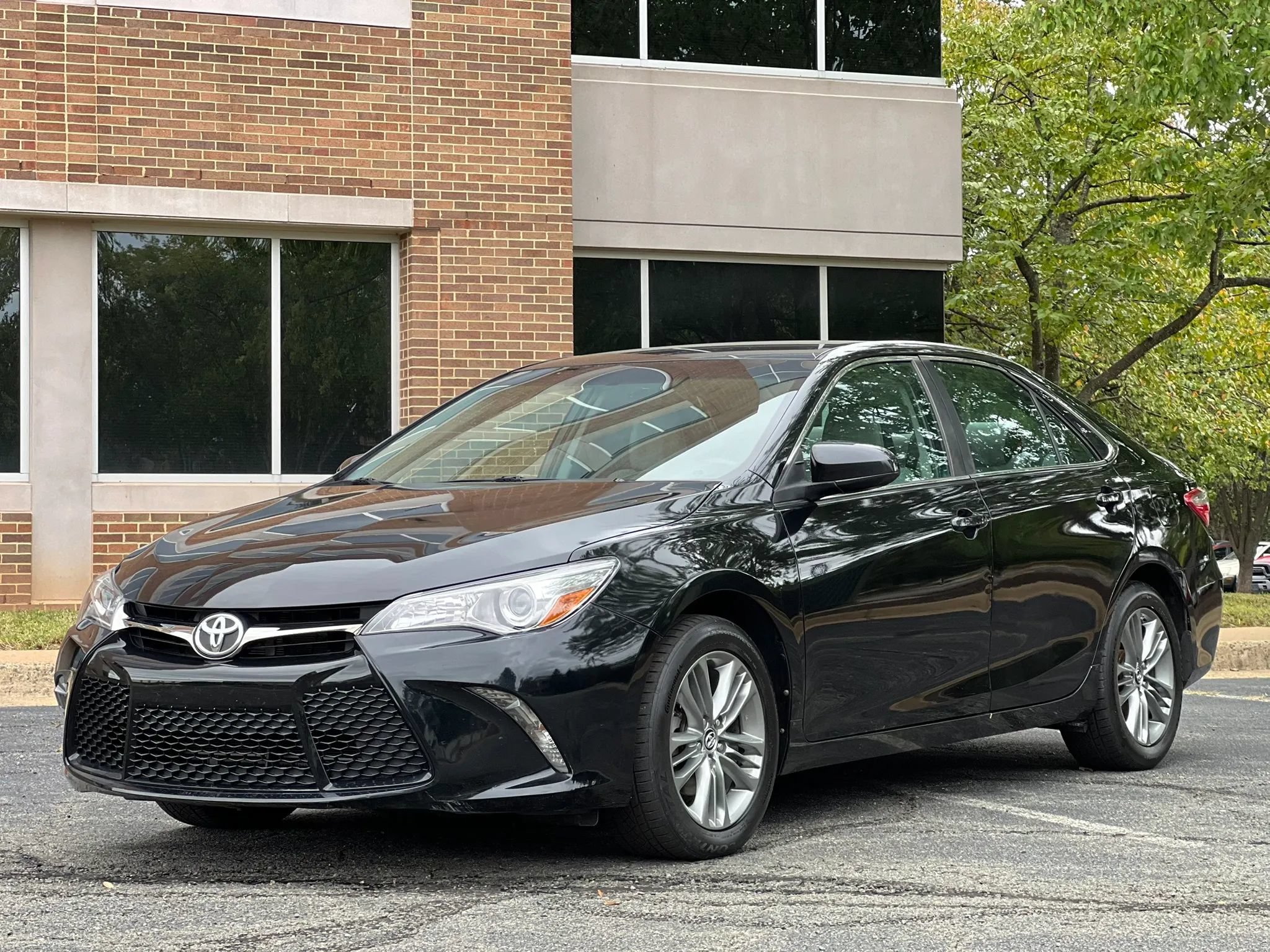 Used 2015 Toyota Camry SE FWD image 1
