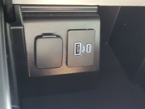 Used 2022 Ford Explorer XLT w/ Equipment Group 202A RWD image 32