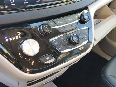 Certified 2024 Chrysler Pacifica Touring-L image 17