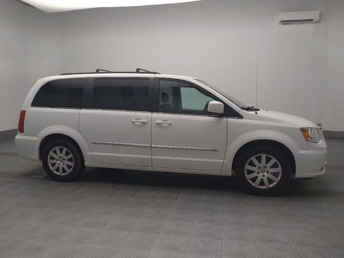 Used 2016 Chrysler Town & Country Touring FWD image 11