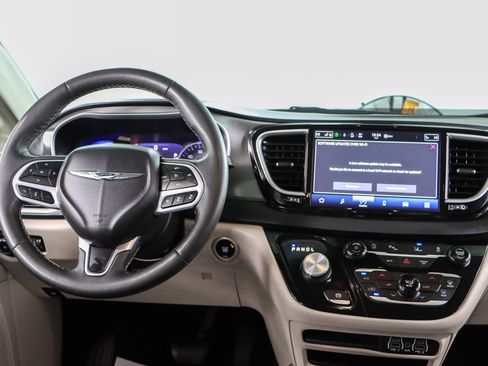 Used 2023 Chrysler Pacifica Touring-L image 17