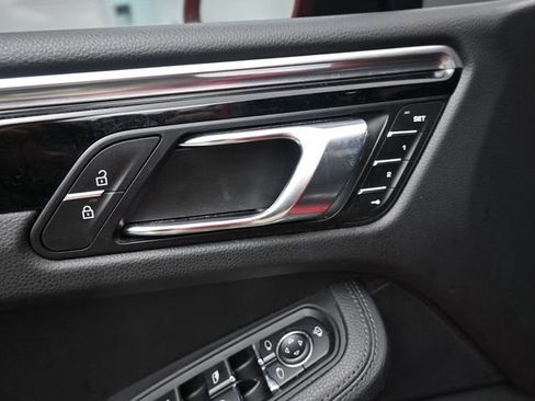 Certified 2022 Porsche Macan AWD/4WD image 9
