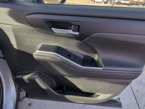 Used 2024 Toyota Highlander XLE image 31