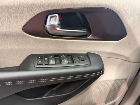 Used 2023 Chrysler Voyager LX image 25