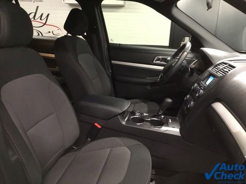 Used 2017 Ford Explorer XLT image 34