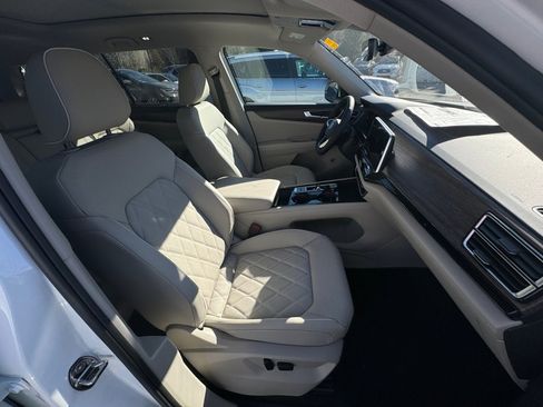 Used 2024 Volkswagen Atlas SEL Premium R-Line image 28