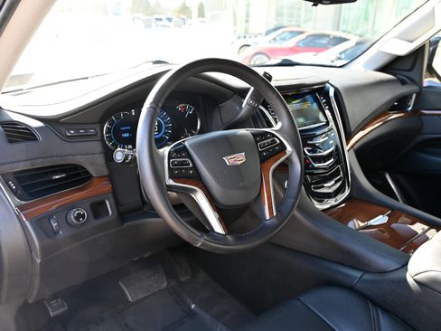 Used 2017 Cadillac Escalade ESV Luxury image 16