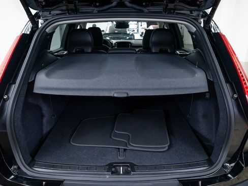 Used 2024 Volvo XC40 B5 Plus image 8