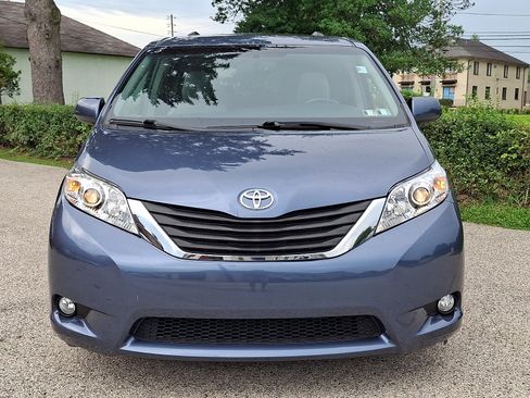 Used 2017 Toyota Sienna XLE Premium FWD image 2