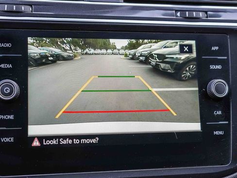 Used 2022 Volkswagen Tiguan SE w/ Panoramic Sunroof Package image 25